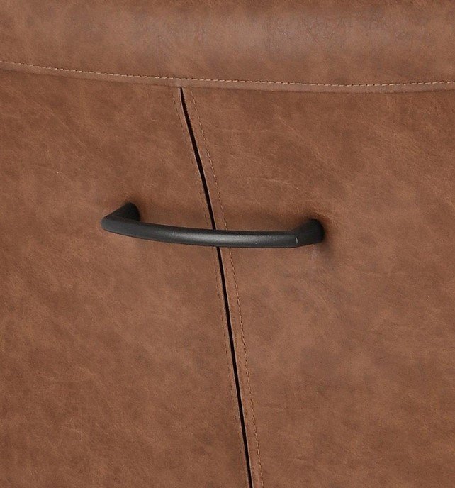 SEDIA C-BR EVELYN COGNAC8 - JOLLYGIUNCO Close-up of a black curved toggle fastener on brown leather fabric.