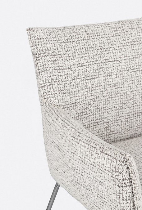 SEDIA C-BR EVELYN GHIACCIO6 - JOLLYGIUNCO Close-up of a light gray textured fabric chair showing the armrest and backrest.