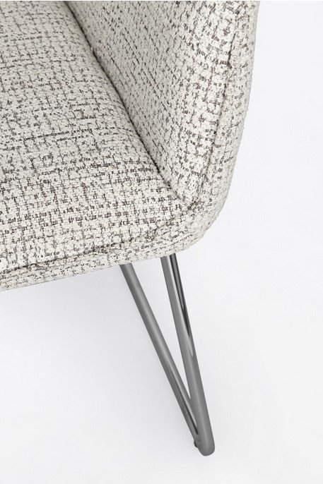 SEDIA C-BR EVELYN GHIACCIO7 - JOLLYGIUNCO Close-up of a modern upholstered chair with light gray textured fabric and slender gray metal legs crossing at the base.