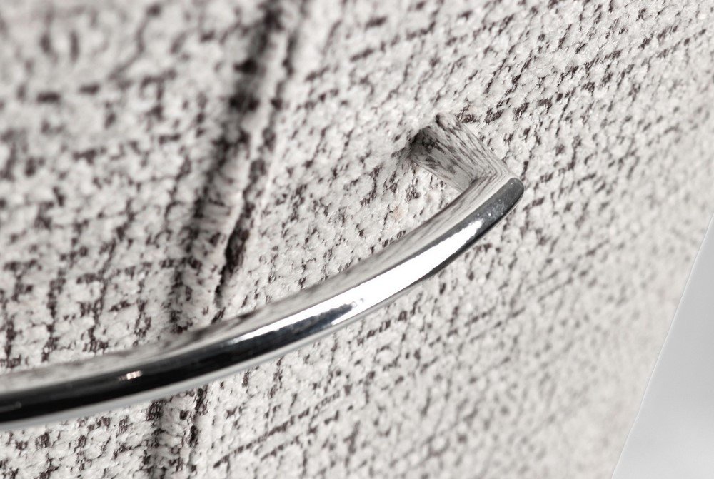 SEDIA C-BR EVELYN GHIACCIO8 - JOLLYGIUNCO Close-up of a shiny curved chrome bar resting on a fuzzy gray surface.