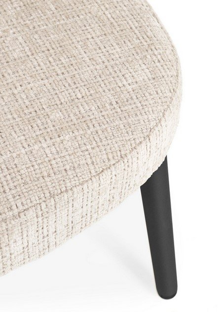 SEDIA C-BR ILMA LUCENTE-ARDESIA6 - JOLLYGIUNCO Close-up of beige textured upholstered chair seat with a black tapered leg.