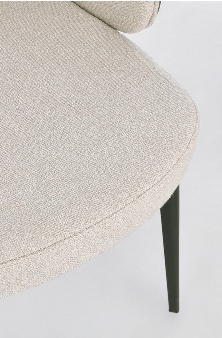 SEDIA C-BR KINSLEY LIGHT5 - JOLLYGIUNCO Beige fabric chair seat with a dark wooden leg against a light background