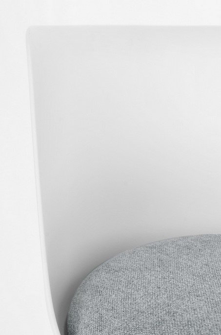 SGABELLO BAR LOWELL BIANCO5 - JOLLYGIUNCO Close-up of a white chair back with a light gray upholstered seat cushion.