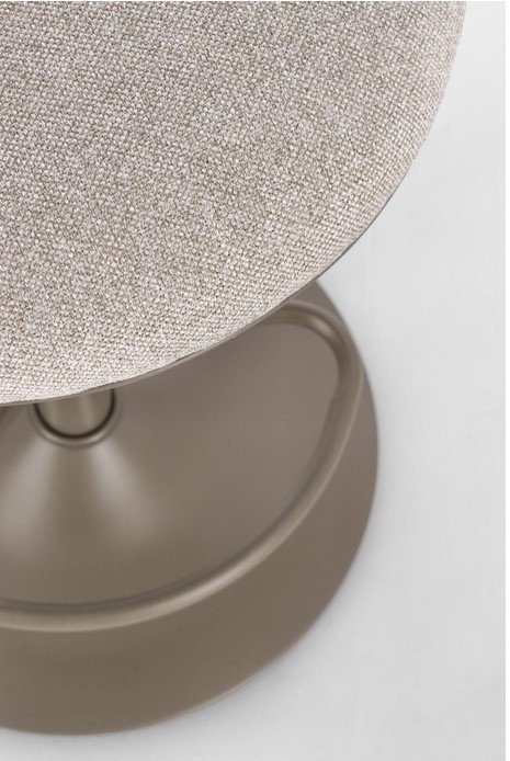 SGABELLO BAR LOWELL CAFFE6 - JOLLYGIUNCO Close-up of a beige fabric upholstered chair seat with a metallic pedestal base visible below.
