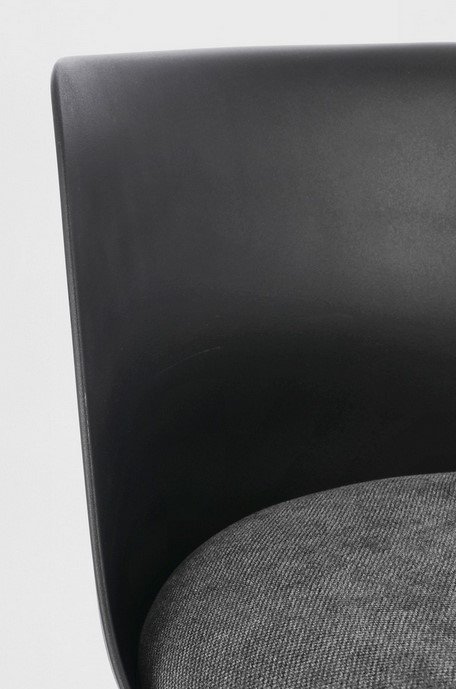 SGABELLO BAR LOWELL NERO5 - JOLLYGIUNCO Close-up of a modern black chair back with a gray cushioned seat, showing smooth leatherette and fabric texture