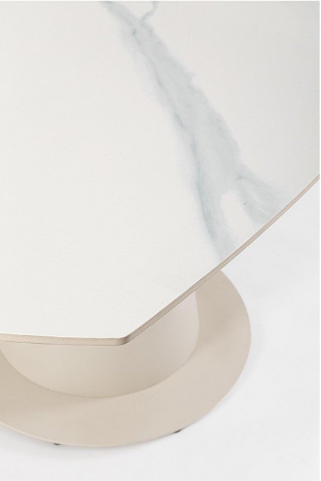 TAV ALJAMI 160X102-160 CREMA-STATUARIO5 - JOLLYGIUNCO Close-up of a white marble tabletop with gray veining, resting on a beige round pedestal base.