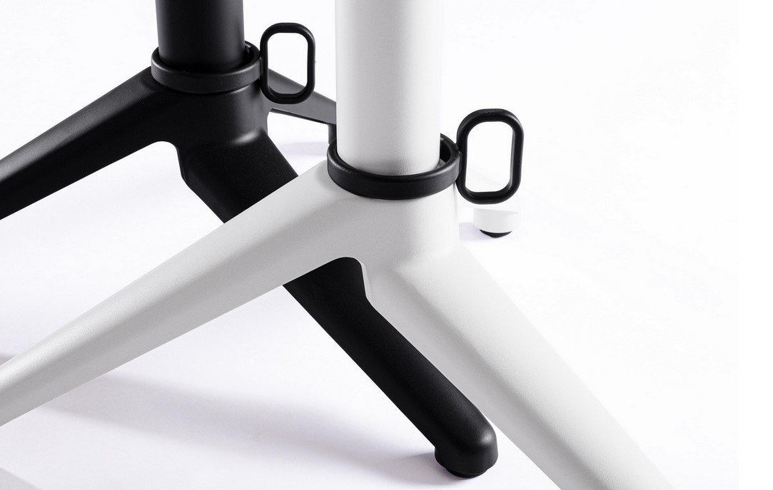 BASE TAVOLO ANNA NERO H726 - JOLLYGIUNCO Close-up of a two-tone metal tripod base with black and white legs and rubber feet on a white surface.