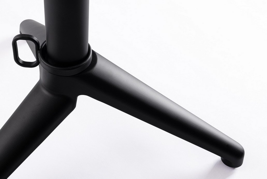 BASE TAVOLO ANNA NERO H729 - JOLLYGIUNCO Close-up of a black tripod stand base with a leg extending outward on a white background, showing a circular joint and small side handle.