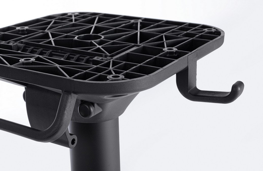 BASE TAVOLO ANNA NERO H772 - JOLLYGIUNCO Close-up of a black plastic grid tray with hooks, mounted on a vertical support rod.