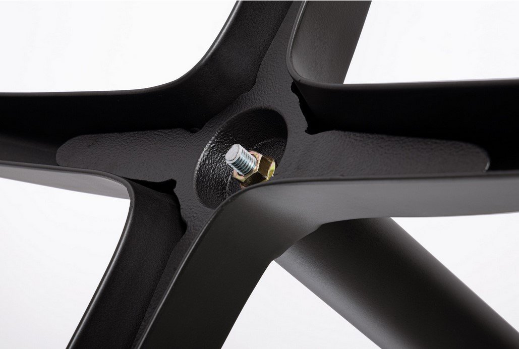 BASE TAVOLO DIANA ALLUM H1083 - JOLLYGIUNCO Close-up of a chair base hub with four spokes and a central bolt securing the legs.