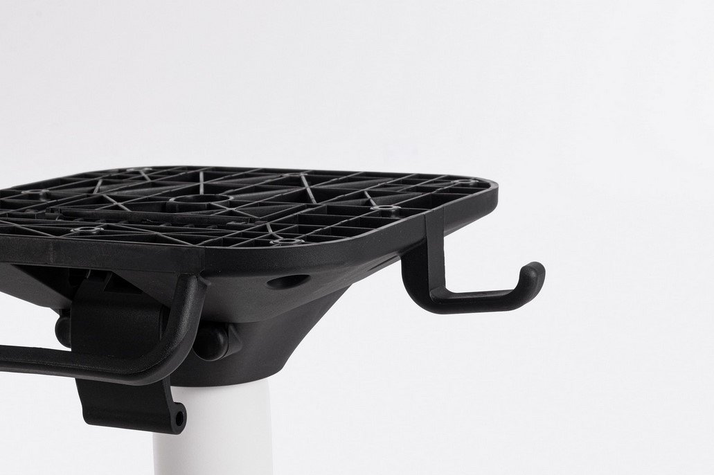 BASE TAVOLO ELSA BIANCO H727 - JOLLYGIUNCO Close-up of a black plastic rack with a grid top and two curved hooks on a white supporting stem against a plain background.