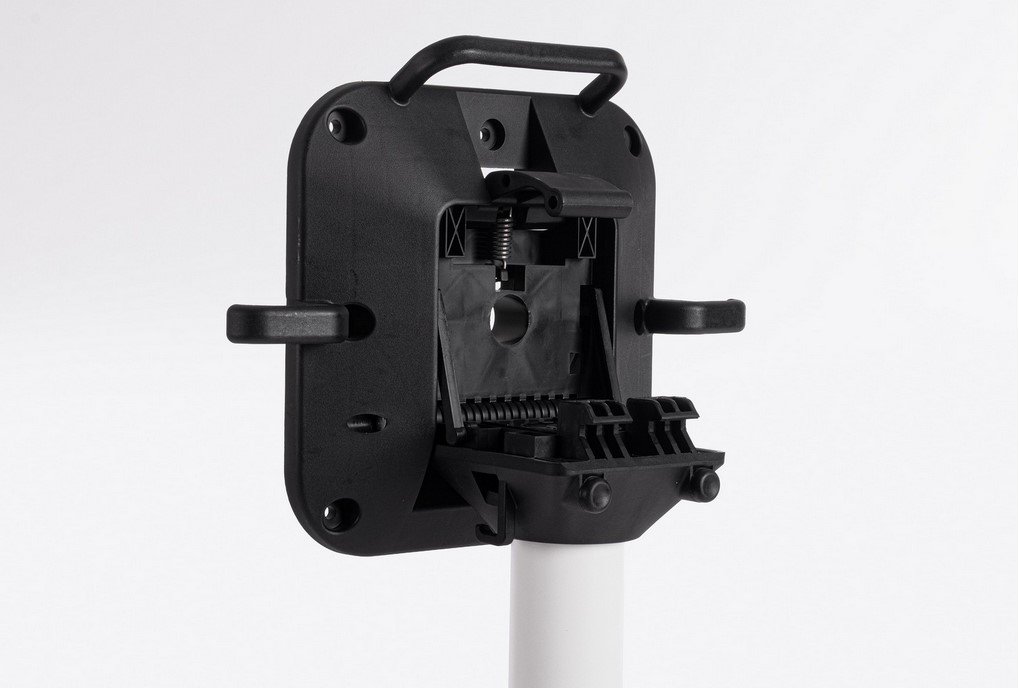 BASE TAVOLO ELSA BIANCO H728 - JOLLYGIUNCO Black plastic mounting bracket attached to a white pole, with adjustable arms and a spring-loaded clamp visible on the top and sides.