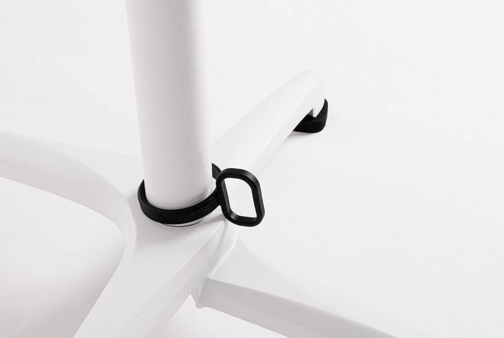 BASE TAVOLO ELSA BIANCO H729 - JOLLYGIUNCO Close-up of a white chair base joint with a black locking ring and a small black rectangular handle/strap, likely used to secure height or fold mechanism.