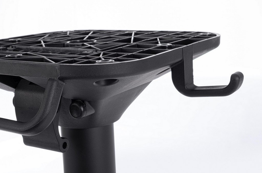 BASE TAVOLO ELSA NERO H727 - JOLLYGIUNCO Close-up of a black plastic rack with a lattice top and two curved hooks on a vertical post.