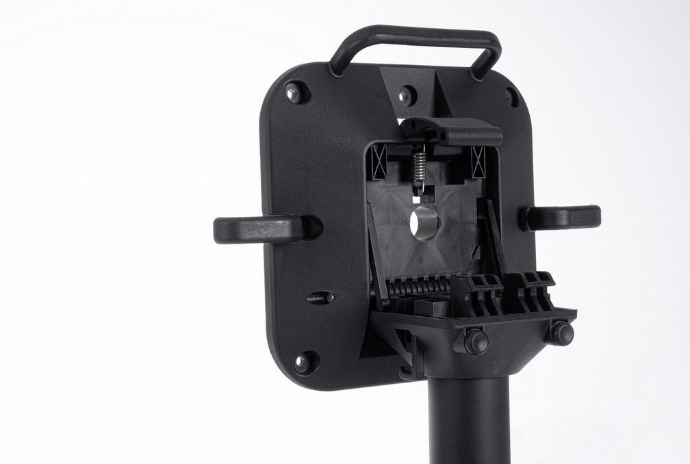 BASE TAVOLO ELSA NERO H728 - JOLLYGIUNCO Black tripod head with side handles, showing open clamp mechanism and central mounting hole on a vertical pole.