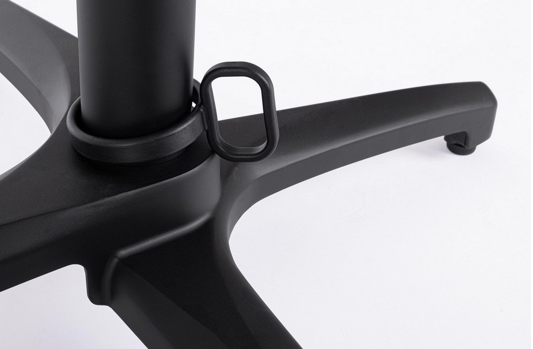 BASE TAVOLO ELSA NERO H729 - JOLLYGIUNCO Close-up of a black office chair base with a central gas lift and a small rectangular loop attached to the base.