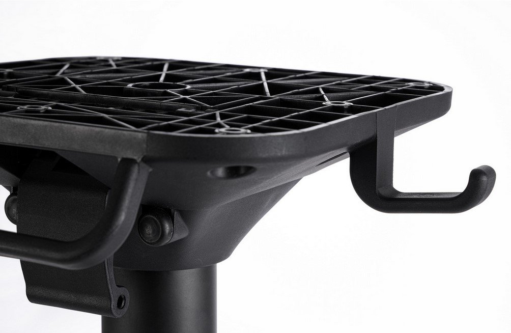 BASE TAVOLO MINERVA ALLUM H1088 - JOLLYGIUNCO Close-up of a black plastic rack with a wire-grid top and two curved hooks mounted on a cylindrical stand.