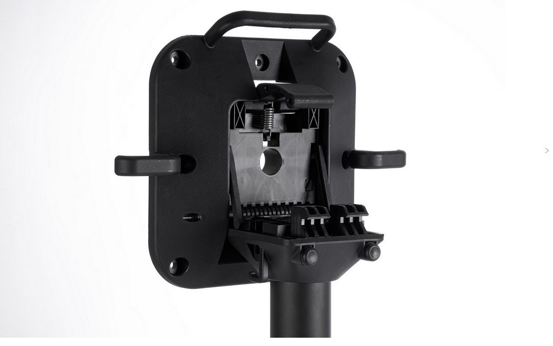 BASE TAVOLO MINERVA ALLUM H1098 - JOLLYGIUNCO Close-up of a black clamp mounting head with a spring-loaded mechanism attached to a vertical pole