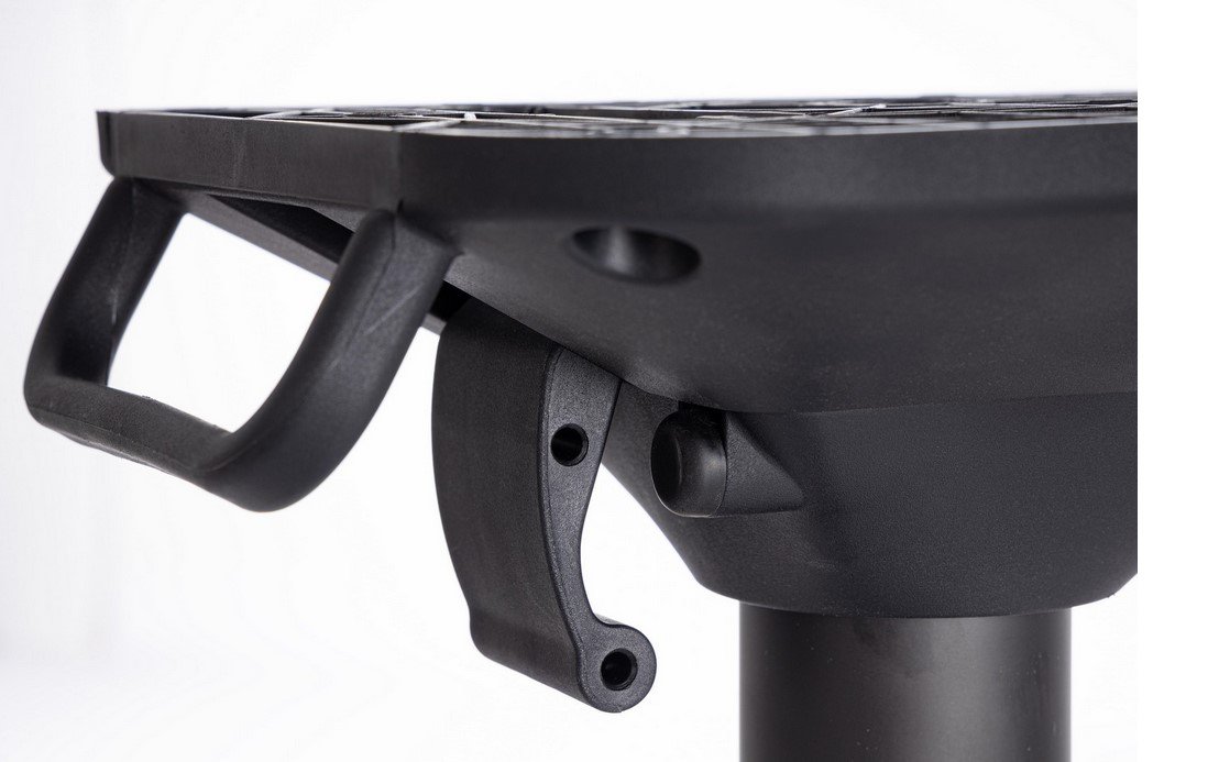 BASE TAVOLO MINERVA ALLUM H728 - JOLLYGIUNCO Close-up of a black grill latch and side handle on an outdoor grill for mounting/adjustment.
