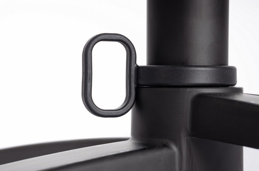 BASE TAVOLO MINERVA ALLUM H79 - JOLLYGIUNCO Close-up of a black metal stand with a rectangular loop securing the joint.
