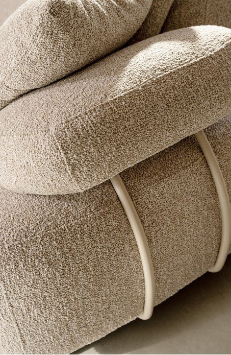 DIVANO 4+1P C-C ISIDE C-PENISOL11A - JOLLYGIUNCO Close-up of a beige boucle upholstered sofa arm with curved white metal supports.