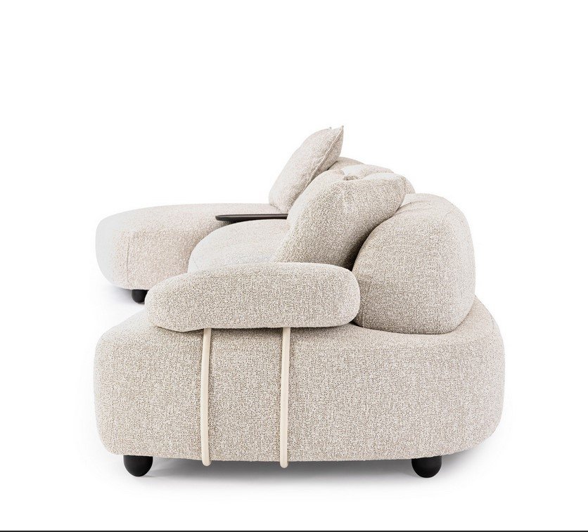 DIVANO 4+1P C-C ISIDE C-PENISOLA4 - JOLLYGIUNCO Beige textured fabric sectional chair with rounded armrests and low black feet, seen from the side in a white background.