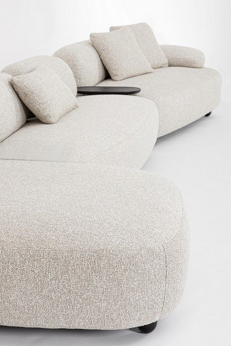 DIVANO 4+1P C-C ISIDE C-PENISOLA8 - JOLLYGIUNCO Beige fabric sectional sofa with rounded arms and matching cushions in a bright white room