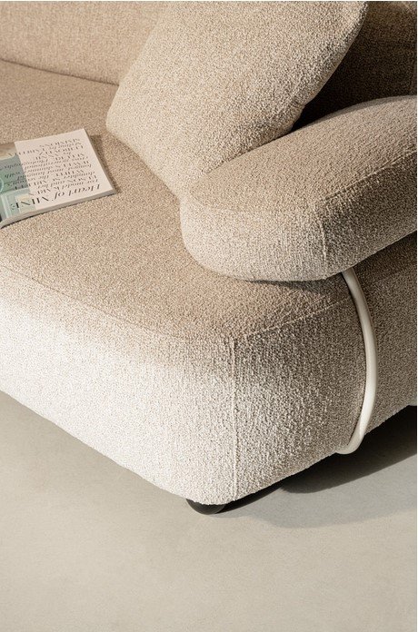 DIVANO 4+1P C-C ISIDE C-PENISOLA9 - JOLLYGIUNCO Beige textured sofa with a magazine resting on the armrest.