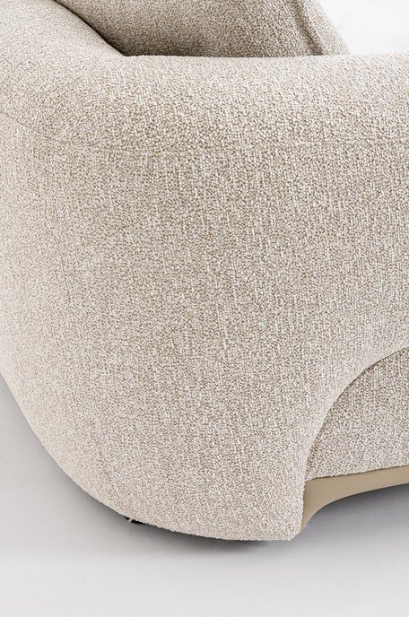 DIVANO 4P C-C CHEOPE6 - JOLLYGIUNCO Close-up of beige boucle upholstery on a rounded arm of a sofa, showing soft, textured fabric.