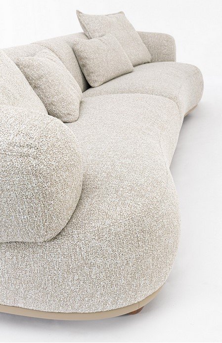 DIVANO 4P C-C CHEOPE7jpg - JOLLYGIUNCO Beige textured fabric sofa with a rounded arm and multiple cushions on a white background.