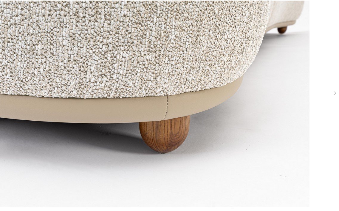 DIVANO 4P C-C CHEOPE8 - JOLLYGIUNCO Beige boucle sofa with a rounded wooden leg on a white floor (close-up of the base).