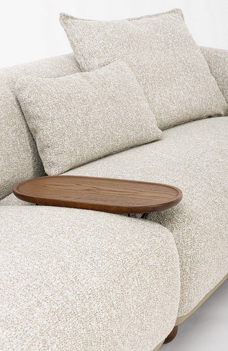 DIVANO 4P C-C CHEOPE9 - JOLLYGIUNCO Beige textured sofa with two cushions and an oval wooden tray resting on the armrest.