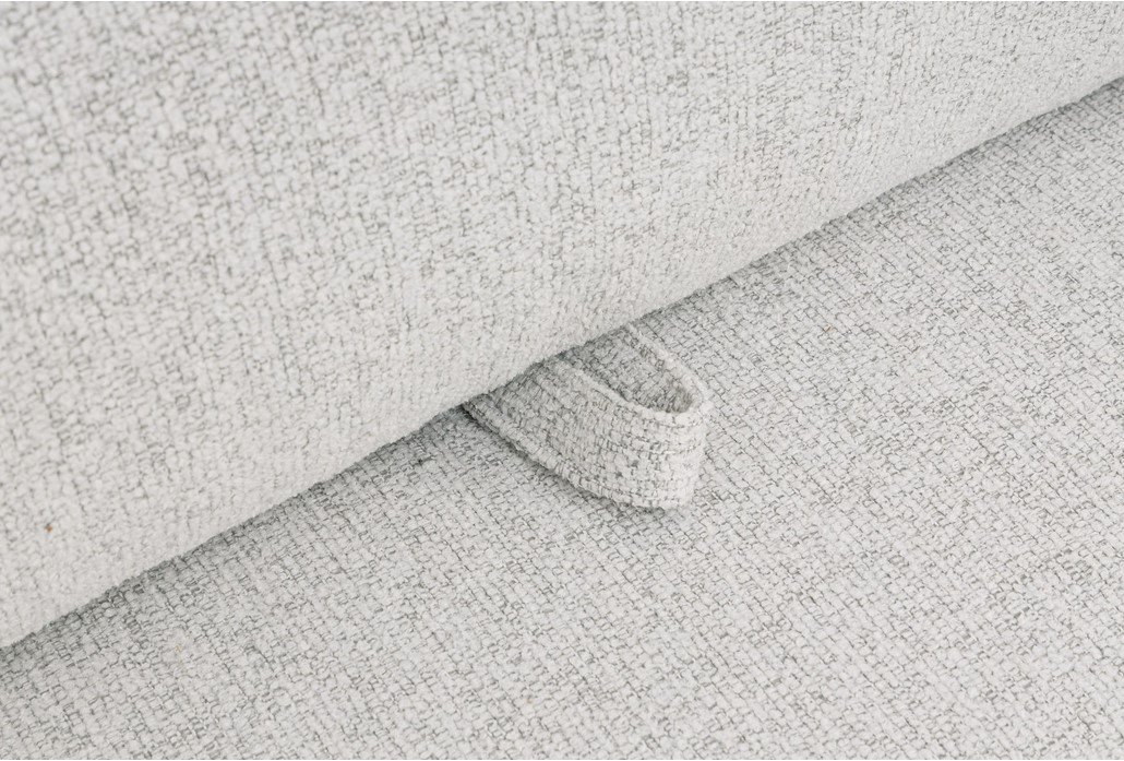 DIVANO C-C AFRODITE13 - JOLLYGIUNCO Close-up of a light gray textured carpet with a curled loop under the rolled edge.