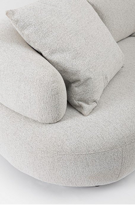 DIVANO C-C AFRODITE6 - JOLLYGIUNCO Close-up of a light beige textured fabric sofa with two matching cushions arranged on the seat edge.