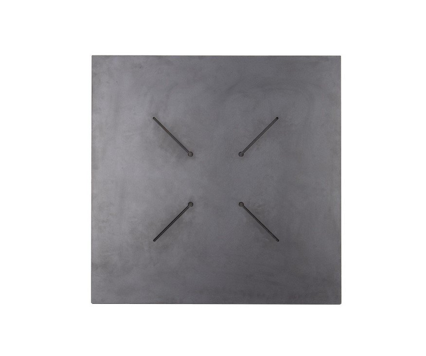PIANO TAVOLO 80X80 HPL ROVERE NAT1 - JOLLYGIUNCO Square dark gray metal panel with four angled rods attached near the center, forming an X shape on the surface.