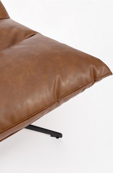POLTRONA ALANEZ COG3NAC - JOLLYGIUNCO Close-up of a brown leather cushion on a chair, showing stitching and a black metal leg against a white background.
