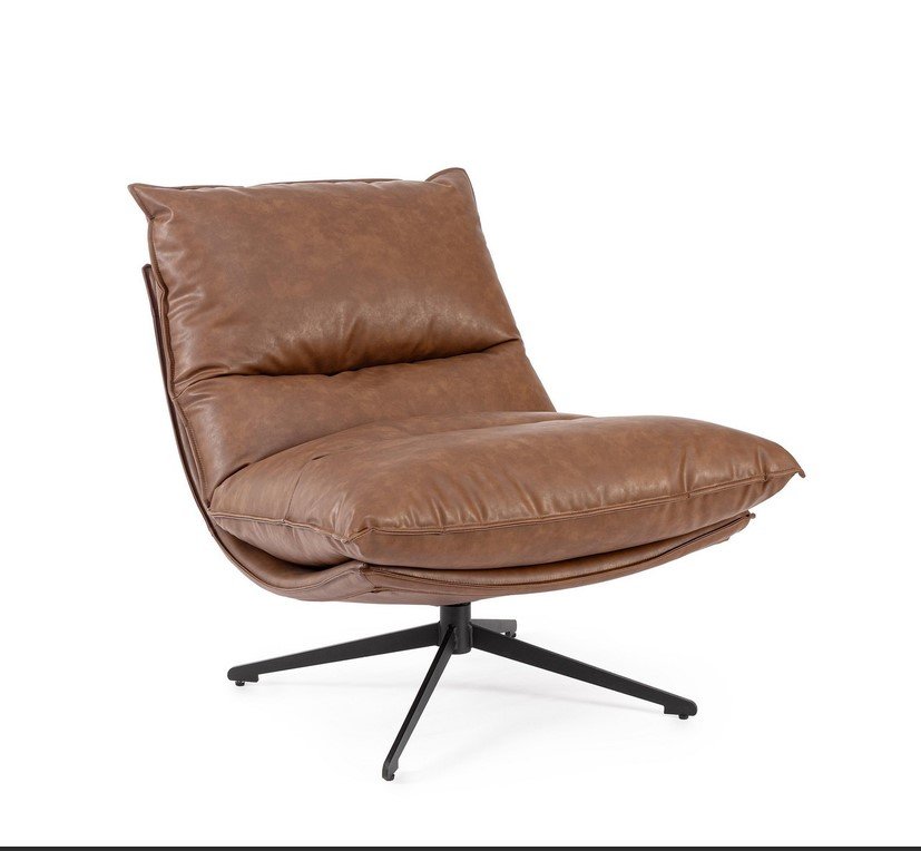 POLTRONA ALANEZ COGNAC - JOLLYGIUNCO Brown leather lounge chair with a cushioned back and seat on a black four-star swivel base, isolated on white.