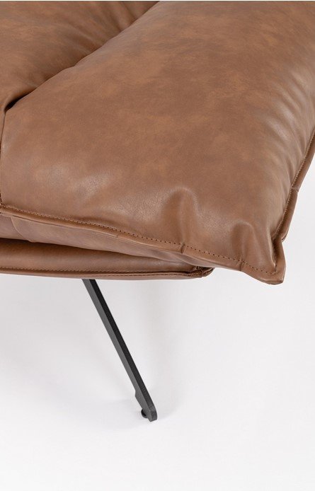 POLTRONA ALANEZ COGNAC7 - JOLLYGIUNCO Close-up of a tan brown leather cushioned chair seat with a black metal leg showing in the corner.