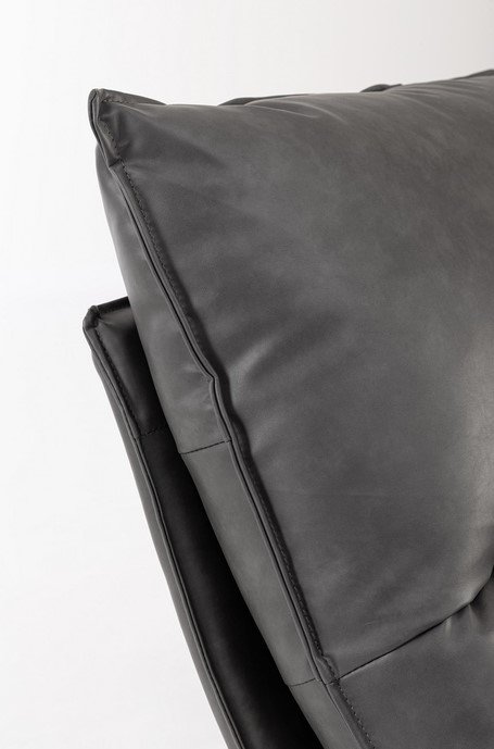 POLTRONA ALANEZ GRIGIO SCU5RO - JOLLYGIUNCO Close-up of a dark gray leather sofa cushion with visible stitching and piping detail
