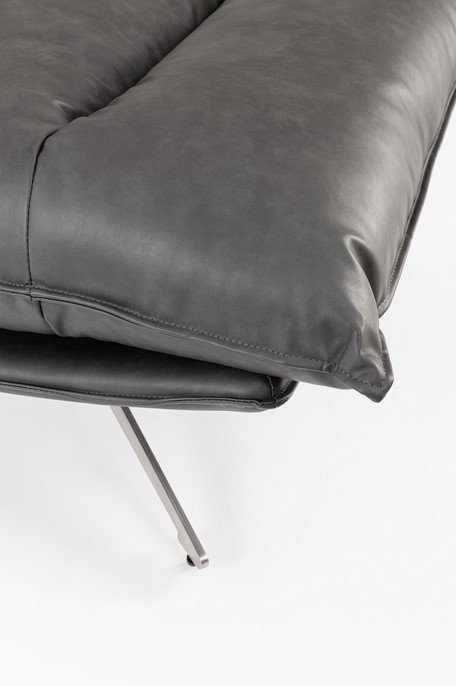 POLTRONA ALANEZ GRIGIO SCURO11 - JOLLYGIUNCO Close-up of a gray leather chair seat and edge with a metal leg on a white background.