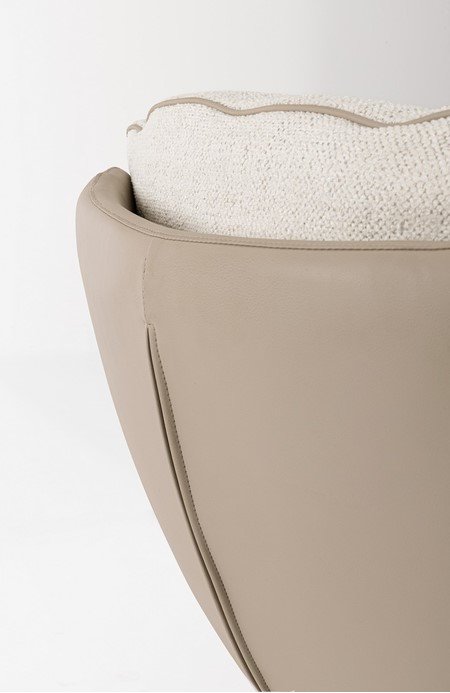 POLTRONA ARMELA BEIGE 8 - JOLLYGIUNCO Close-up of a beige leather chair with a cream textured cushion against a white background.