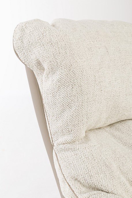 POLTRONA ARMELA BEIGE6 - JOLLYGIUNCO Close-up of a cream textured chair with a soft, fuzzy throw draped over the back.