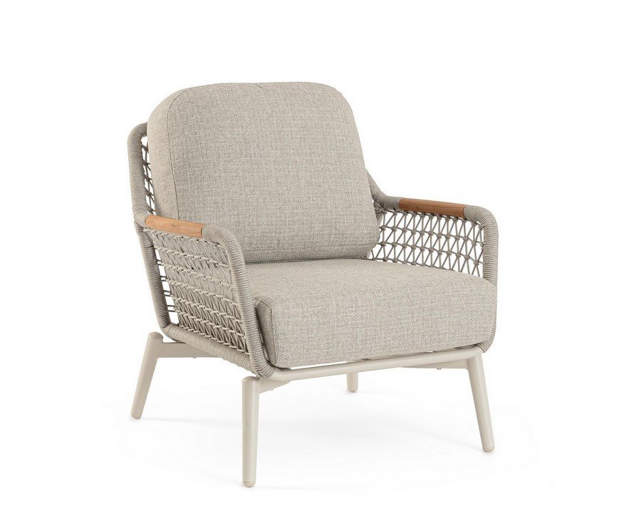 POLTRONA C-C EULERO PELICAN - JOLLYGIUNCO Beige cushioned outdoor chair with woven rope sides, wooden arm accents, and light metal legs.