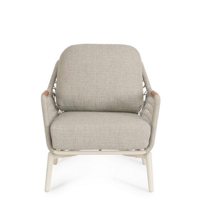 POLTRONA C-C EULERO PELICAN2 - JOLLYGIUNCO Beige upholstered lounge armchair with woven sides and light wooden legs, photographed from the front.
