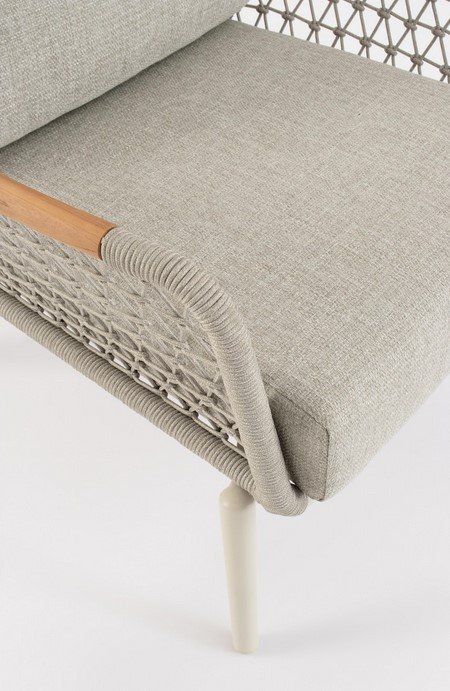 POLTRONA C-C EULERO PELICAN4 - JOLLYGIUNCO Close-up of a light gray woven outdoor chair with a wooden armrest and white legs.