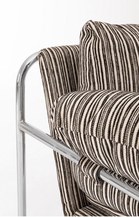 POLTRONA MORVANA RIGHE SAGE4 - JOLLYGIUNCO Close-up of a striped upholstered chair with a chrome metal frame, focusing on the arm and seat fabric pattern.