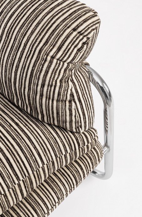 POLTRONA MORVANA RIGHE SAGE5 - JOLLYGIUNCO Close-up of striped brown and beige fabric cushions on a chair with a chrome metal armrest