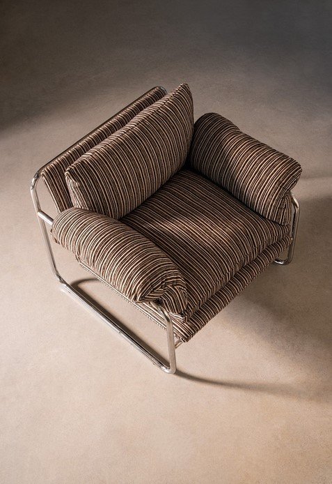 POLTRONA MORVANA RIGHE SAGE8 - JOLLYGIUNCO Mid-century modern armchair with a chrome tubular frame and brown striped cushions on a concrete floor.