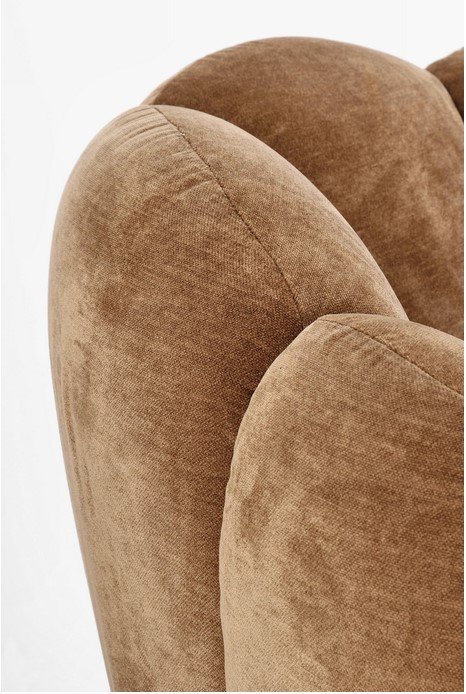 POLTRONA TULIP CATHA4Y - JOLLYGIUNCO Close-up of brown velvet upholstered chair backs or cushions, showing soft fabric and seams.