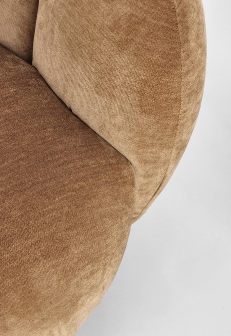 POLTRONA TULIP CATHA5Y - JOLLYGIUNCO Close-up of a brown velvet sofa cushion showing a curved seam and soft fabric texture.